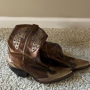 Women’s cowboy boot, bronze color.